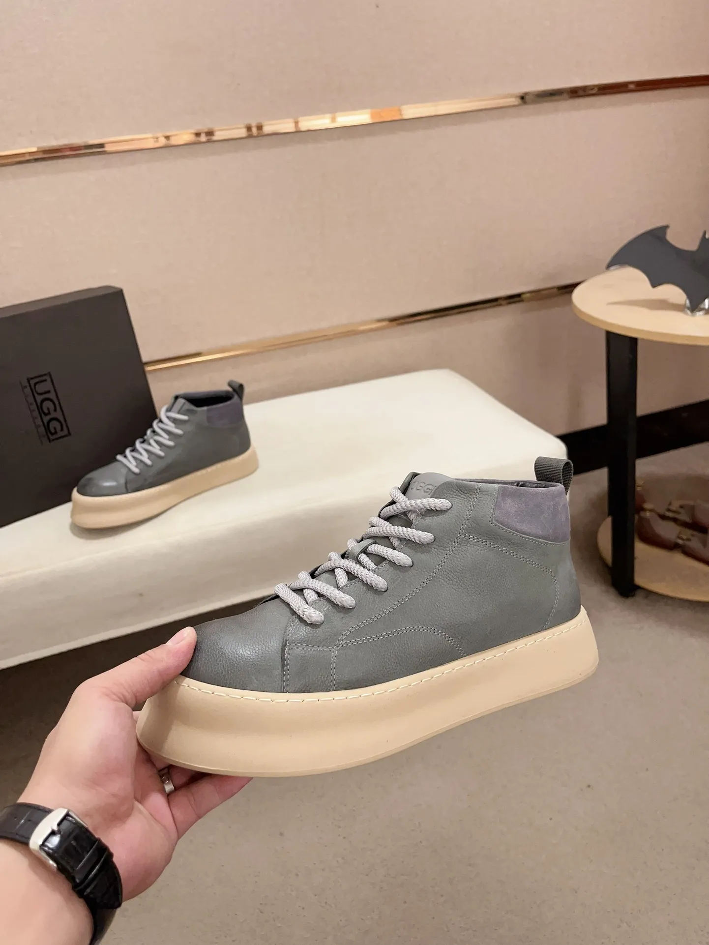 Factory price: 740💰North American men's shoes Ugg ☃️In the special sale of new high-quality men's shoes snow boots in autumn and winter, the nemesis of extreme cold weather! Made of cowhide leather, merino wool lining, and original outsole, whether driving, outdoor or daily wear, there is always one that suits you! Code number 39-44